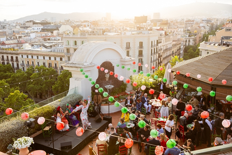 Toda la efervescencia del verano en el Rooftop Garden de El Palace Barcelona