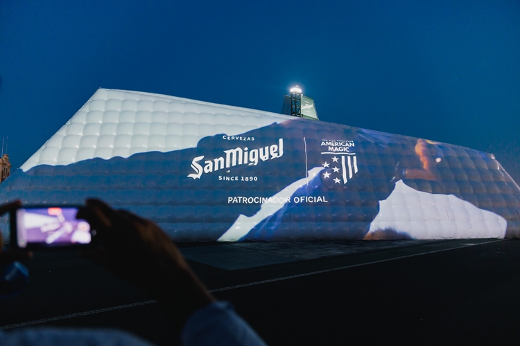 San Miguel instala el último Seekers Boat en Barcelona, dando comienzo a la Copa América de vela