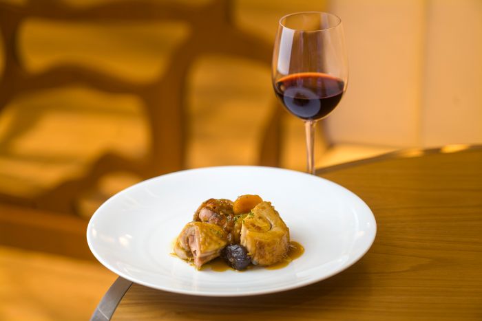 Plato del menú de Arrels y vino tinto Navidad 2025