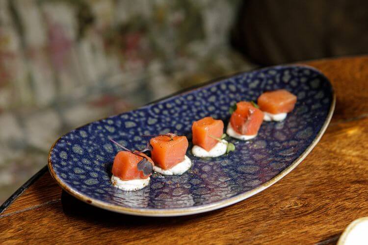 dados de salmón con queso fresco dados de salmón con queso fresco