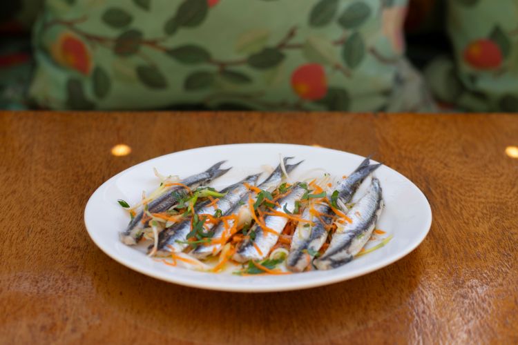 Anchoas en vinagre con verduras del Chiringuito de Casa Bonay