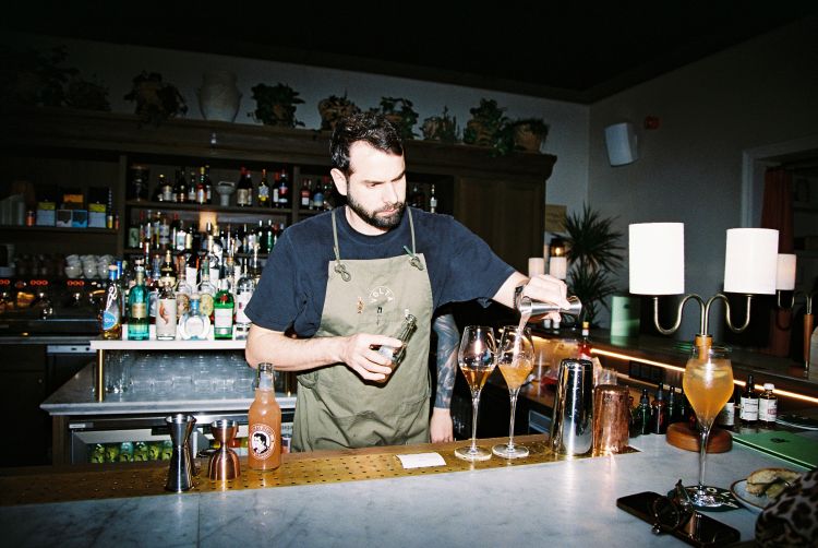 Volta bar presenta «volta i tornada», una serie de guestshifts, y para su primer evento próximo 15 de Julio se junta a aldea bar y el artista Bas Bults.