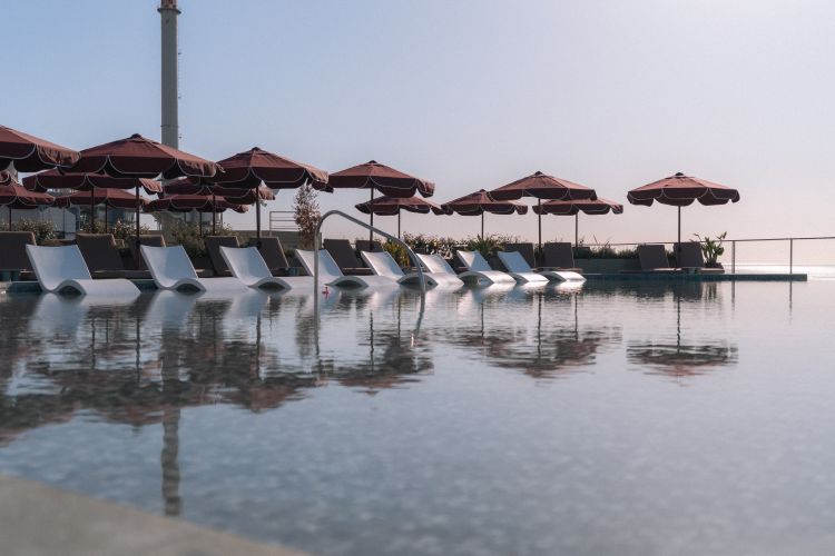 Cosmico abre sus puertas en SLS Barcelona: el icónico Rofftop donde piscina, gastronomía y música definen el verano en la ciudad